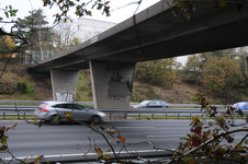 900420 Gezicht op het voormalige spoorviaduct ( Het Oude Spoor ) over de A28 bij Zeist in de opgebroken spoorlijn ...